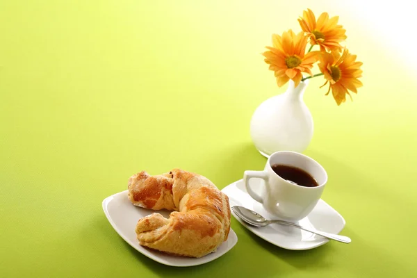 Concetto colazione con caffè e croissant — Foto Stock
