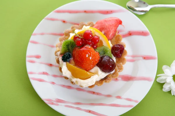 Pastel con frutas frescas — Foto de Stock