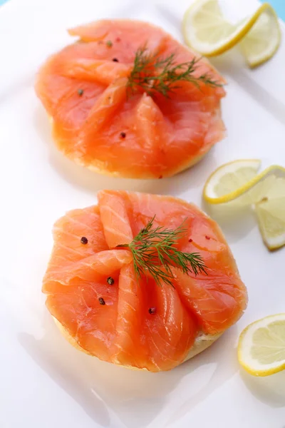 Smoked salmon on bagel with fresh black pepper. — Stock Photo, Image