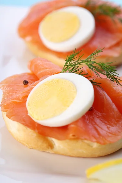 Smoked salmon on bagel with fresh black pepper. — Stock Photo, Image