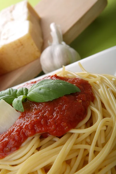 Italiensk pasta spaghetti med tomatsås och parmesan. — Stockfoto