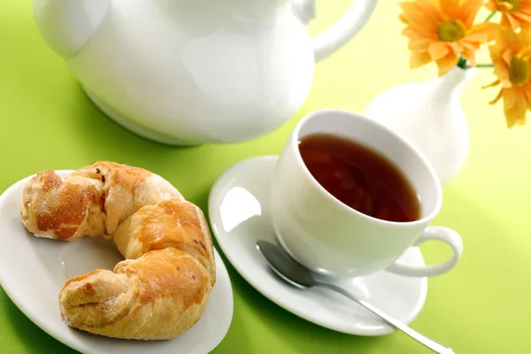 Ontbijt concept met koffie en een croissant — Stockfoto