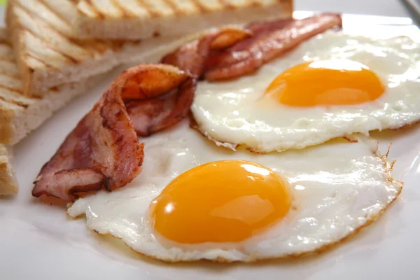 Breakfast - toasts, eggs, bacon — Stock Photo, Image