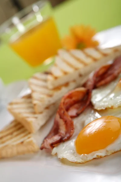 Kahvaltı - tost, yumurta, pastırma — Stok fotoğraf