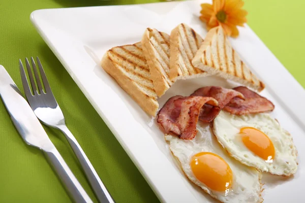 Breakfast - toasts, eggs, bacon — Stock Photo, Image