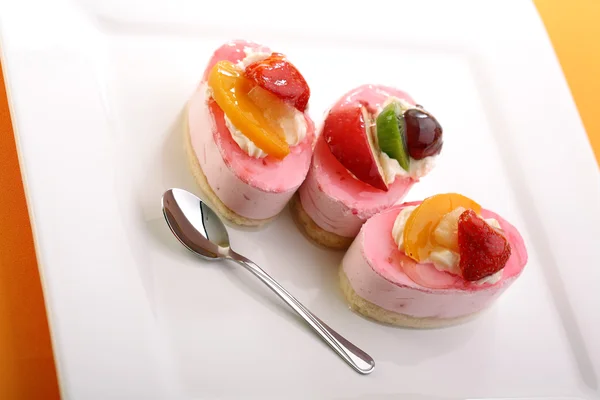 Cheesecake with fresh fruits