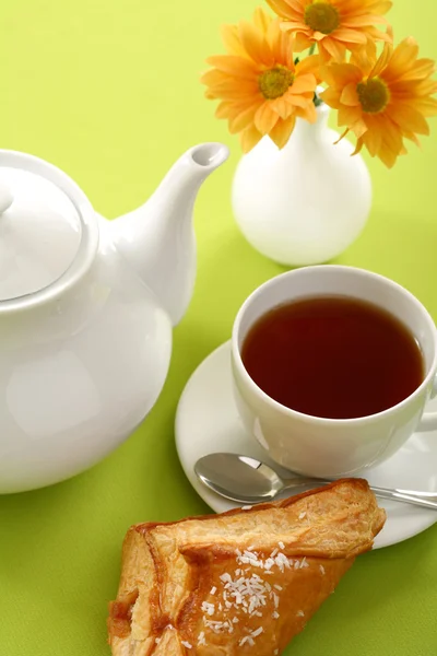 Ontbijt concept met koffie en een croissant — Stockfoto