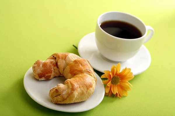 Concepto de desayuno con café y croissant — Foto de Stock