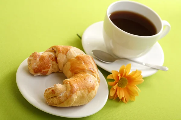 Conceito de café da manhã com café e croissant — Fotografia de Stock