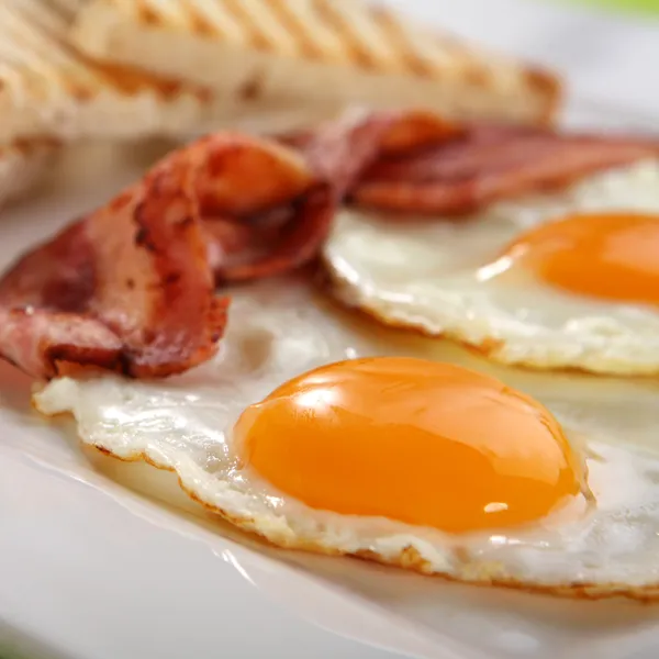 Petit déjeuner - toasts, œufs, bacon — Photo