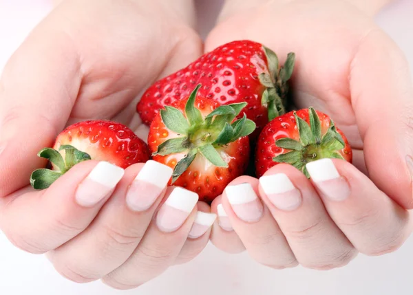 Fresas frescas en los dedos —  Fotos de Stock