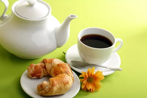 Concepto de desayuno con café y croissant Imagen de stock
