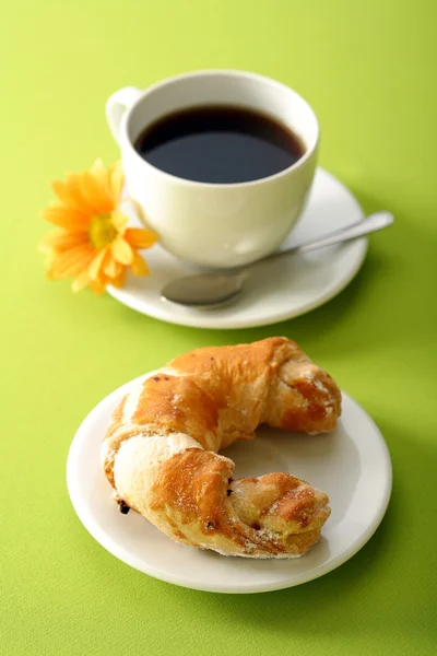 Concepto de desayuno con café y croissant Fotos de stock