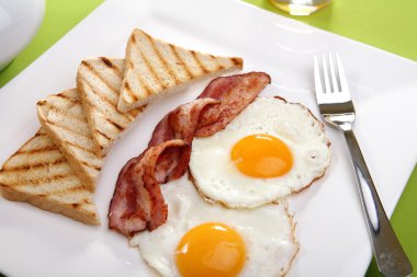 Kahvaltı - tost, yumurta, pastırma