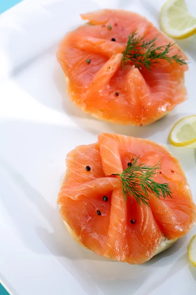 Smoked salmon on bagel with fresh black pepper. — Stock Photo, Image