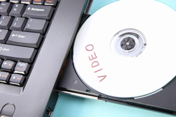 一台笔记本电脑和 cd 或 dvd 光盘的特写镜头 — 图库照片