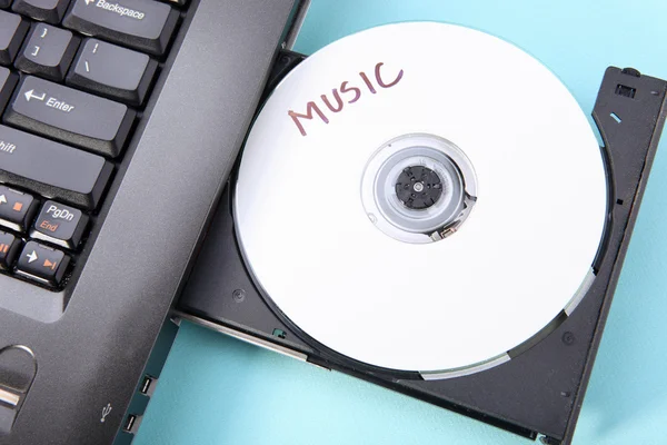 Closeup εικόνα του ένα φορητό υπολογιστή και ένα δίσκο cd ή dvd — Φωτογραφία Αρχείου