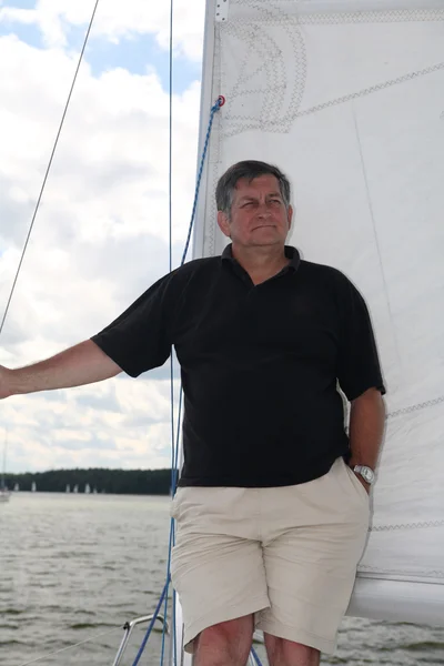 Marinero de mediana edad en barco, vela —  Fotos de Stock