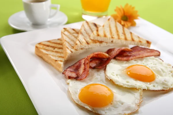 Kahvaltı - tost, yumurta, pastırma — Stok fotoğraf