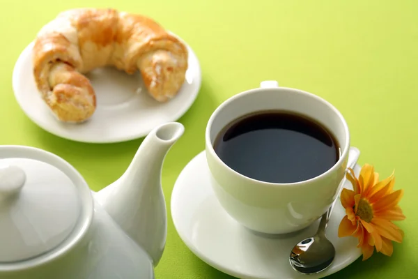 Ontbijt concept met koffie en een croissant — Stockfoto