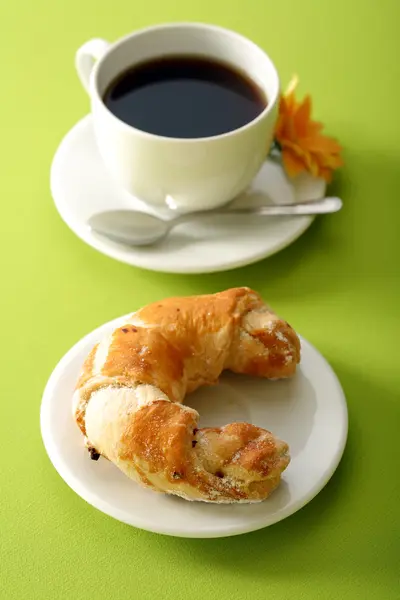 Концепция завтрака с кофе и круассаном — стоковое фото