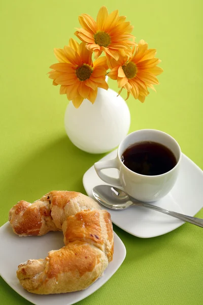 Ontbijt concept met koffie en een croissant — Stockfoto