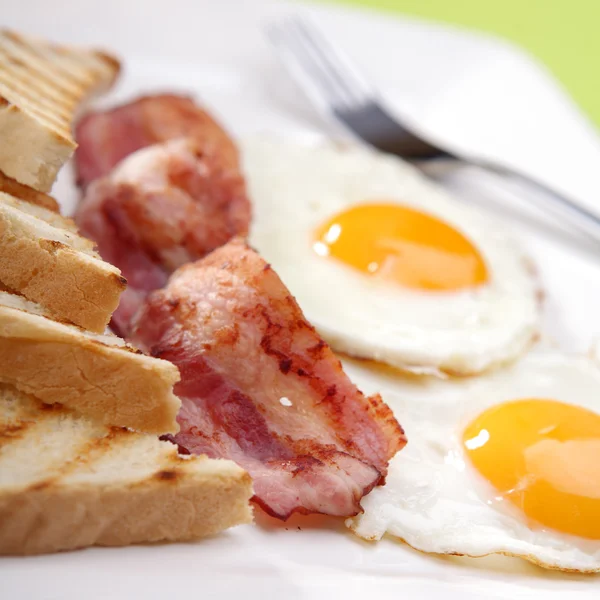Frukost - rostat bröd, ägg, bacon — Stockfoto