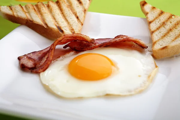Breakfast - toasts, eggs, bacon — Stock Photo, Image