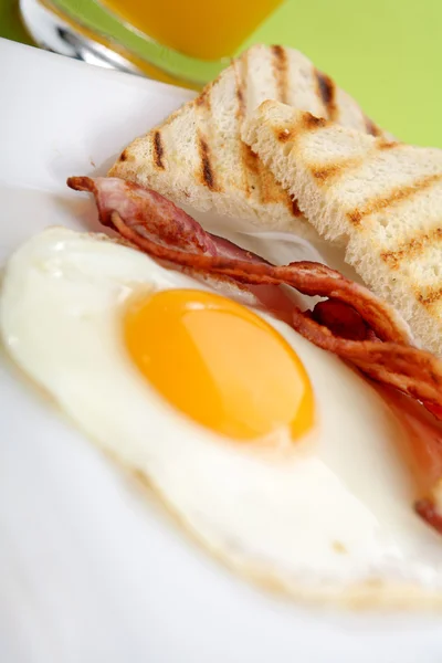 Breakfast - toasts, eggs, bacon — Stock Photo, Image