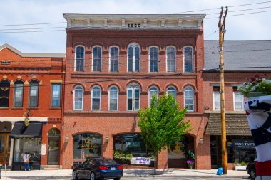 Exeter, New Hampshire NH, ABD 'nin tarihi şehir merkezinde 97 Water Caddesi' ndeki tarihi İtalyan tarzı ticari bina.. 