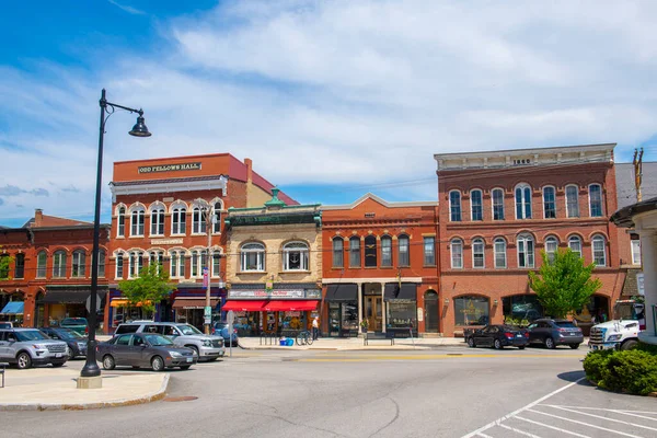 Tarihi İtalyan tarzı ticari bina ve Water Street ve Front Street 'teki Bandstand tarihi şehir merkezi Exeter, New Hampshire NH, ABD. 