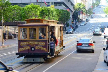 Kaliforniya Caddesi 'nde Kaliforniya' nın merkezindeki Battery Caddesi 'nde bulunan tarihi Cable Car Line..