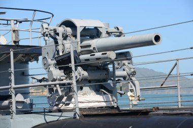 USS Pampanito donanma topçuları. USS Pampanito (SS-383) San Francisco Denizcilik Ulusal Parkı, San Francisco, Kaliforniya CA, ABD 'de bulunan bir denizaltıdır..