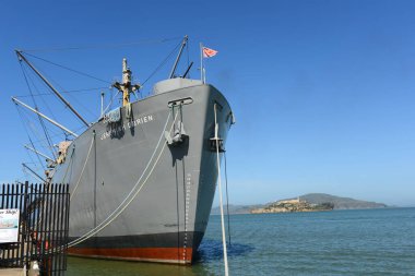 Dünya Savaşı Özgürlük Gemisi SS Jeremiah O 'Brien ve Alcatraz Adası, Balıkçı İskelesi, San Francisco, California CA, ABD