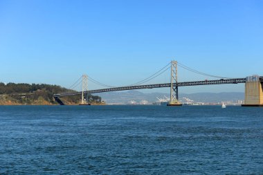San Francisco - Oakland Bay Bridge, San Francisco Körfezi ve ABD 'nin Kaliforniya eyaletinin Oakland kentini birbirine bağlayan köprü.. 