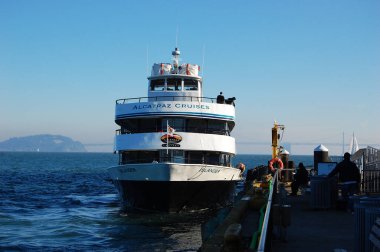 Alcatraz Seyahat Adası 'ndan Alcatraz Adası' na giden gemi San Francisco, Kaliforniya 'nın merkezindeki 33. rıhtıma yanaştı..