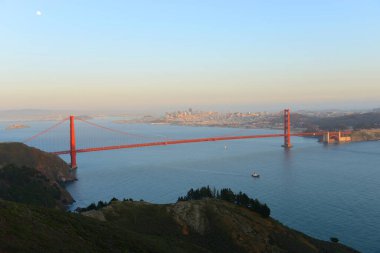 Golden Gate Köprüsü alacakaranlıkta, San Fransisco City arka planda, San Francisco, California CA, ABD.