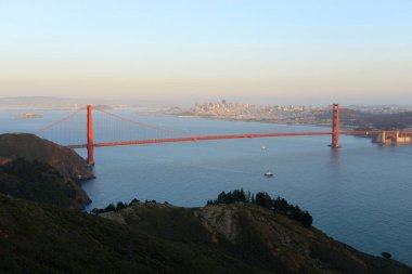 Golden Gate Köprüsü alacakaranlıkta, San Fransisco City arka planda, San Francisco, California CA, ABD.