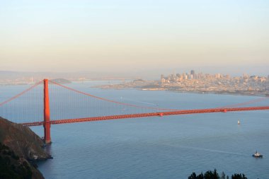 Golden Gate Köprüsü alacakaranlıkta, San Fransisco City arka planda, San Francisco, California CA, ABD.