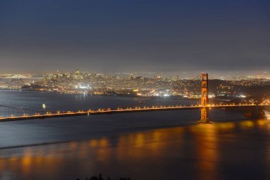 Golden Gate Köprüsü, San Francisco şehrinin arka planında gökyüzü, San Francisco, California CA, ABD.