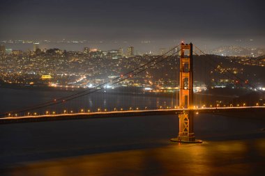 Golden Gate Köprüsü, San Francisco şehrinin arka planında gökyüzü, San Francisco, California CA, ABD.
