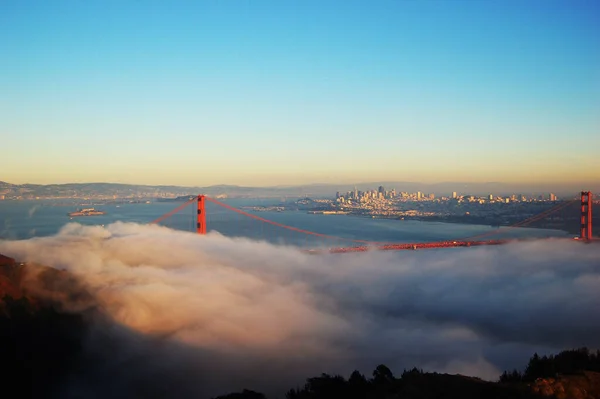 ゴールデンゲートブリッジIn Fog San Francisco City Background San Francisco カリフォルニア州 アメリカ — ストック写真
