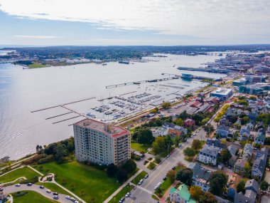 Portland Limanı ve Fore Nehri 'nin ağzı. Portland, Maine ME, ABD' nin doğu ucundan panoramik hava manzaralı.. 