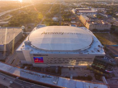 Günbatımında Amway Center 'ın hava görüntüsü Orlando şehir merkezindeki 400 West Church Caddesi, Florida FL, ABD' de. Bu kapalı alan NBA 'in Orlando Magic' ine ev sahipliği yapıyor.. 