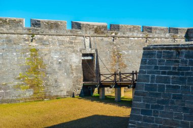 Castillo de San Marcos 'un ana girişi St. Augustine, Florida FL, ABD. Bu kale, Birleşik Devletler 'in en eski ve en büyük taş kalesidir ve şimdi ABD Ulusal Anıtı' dır..