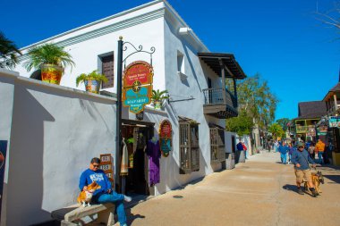 Tarihi St. Augustine, Florida FL, ABD 'nin tarihi merkezinde 22 St. George Caddesi' ndeki tarihi bir ticari binada pazardan pazara İspanyol çömleği.. 