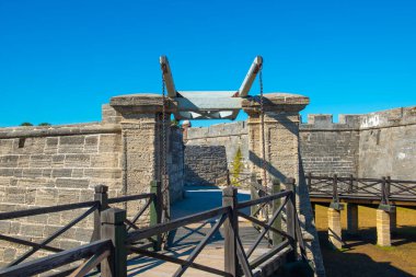 Castillo de San Marcos 'un ana girişi St. Augustine, Florida FL, ABD. Bu kale, Birleşik Devletler 'in en eski ve en büyük taş kalesidir ve şimdi ABD Ulusal Anıtı' dır..