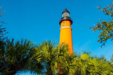 Ponce de Leon Inlet Lighthouse, Orta Florida FL, ABD 'de bulunan Ponce Inlet kasabasının ulusal tarihi simgesidir..