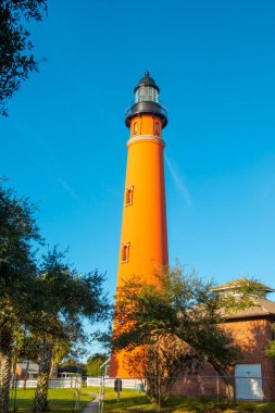 Ponce de Leon Inlet Lighthouse, Orta Florida FL, ABD 'de bulunan Ponce Inlet kasabasının ulusal tarihi simgesidir..