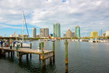 St. Petersburg, Florida FL şehir merkezindeki Demens Landing Park 'taki İmza Yeri, Bayfront Tower, One St. Petersburg ve Ovation binası da dahil olmak üzere modern şehir silüeti.. 